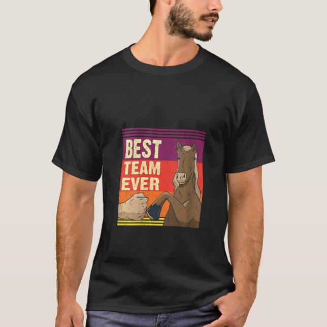 Camiseta Melhor Equipe de Mulheres Andando sobre Cavalos (Frente)