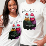 Camiseta Melhor Juntos Casais personalizados Natal<br><div class="desc">Melhor Juntos,  camisas de natal personalizadas. Esta design de aquarela tem uma ilustração de tendência de um casal vestindo chapéus de Santa. "Melhores Juntos" é escrito manualmente na escrita moderna e o modelo está pronto para você adicionar seus nomes e o ano ou outro texto personalizado.</div>