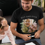 Camiseta Melhor Pai de Fotografia Personalizada Nunca<br><div class="desc">Descubra o melhor presente de manutenção para novos papais orgulhosos! Nossa camisa do 'Melhor Pai Nunca' servirá como uma lembrança animadora daquele especial primeiro ano. Com uma foto de efeito escovado e detalhes personalizados, é ideal para aniversários, Natal, ou só porque. Além disso, seu design versátil pode ser personalizado para...</div>
