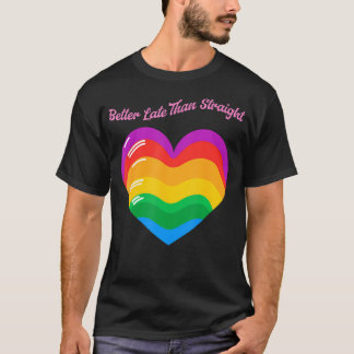 Camiseta Melhor Tarde do que Nunca, Orgulhosamente LGBT Gay