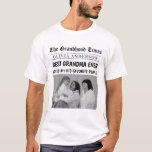 Camiseta Melhor Vovó Já Personalizada Foto De Jornal<br><div class="desc">Faça a vovó sorrir com esta camiseta personalizada "manchete de jornal" que a celebra de uma forma divertida e sincera. Apresentando sua foto carregada e seu nome personalizado, este design inteligente diz: "The Grandhood Times - Best Avó Alguma Vez - Votou #1 por Suas Pessoas Favoritas." Um presente perfeito para...</div>