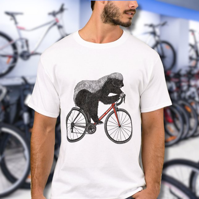 Camiseta Melro-do-cabo andando de bicicleta (Funny honey badger cycling on a bicycle a wild animal badass cyclist illustration )
