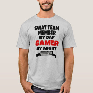 Camiseta Membro da Equipe SWAT de Dia, Gamer à Noite