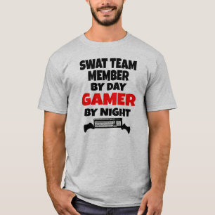Camiseta Membro da Equipe SWAT por Day Gamer por Noite