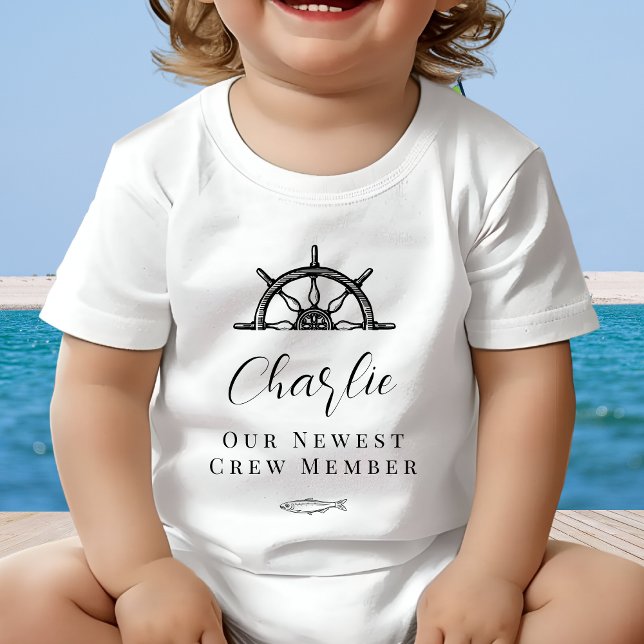 Camiseta Membro da Tripulação Mais Novo Bebê Recém-Nascido (Our Newest Crew Member, personalized Newborn Baby T-Shirt with nautical graphics)