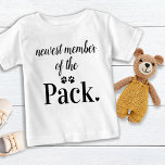Camiseta Membro Mais Recente Da Embalagem<br><div class="desc">Membro Mais Recente Da Embalagem! Inclua o seu melhor cão e o novo cão guarda na casa de boas-vindas do seu novo bebê com esta linda roupa de bebê. "Membro Mais Recente da Embalagem" com estampas e corações. Esse macacão de bebê amante de cachorro será um favorito! COPYRIGHT © 2020...</div>
