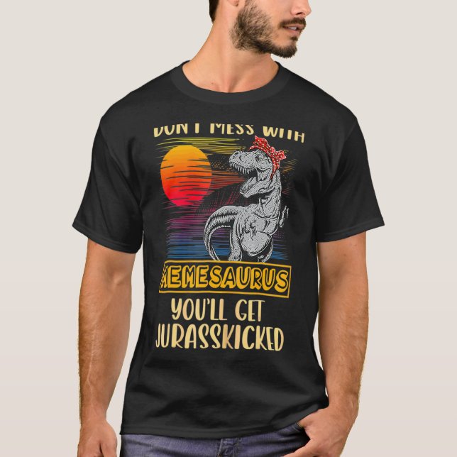 Camiseta Meme Rex Dinossauros Mamãe Saurus (Frente)
