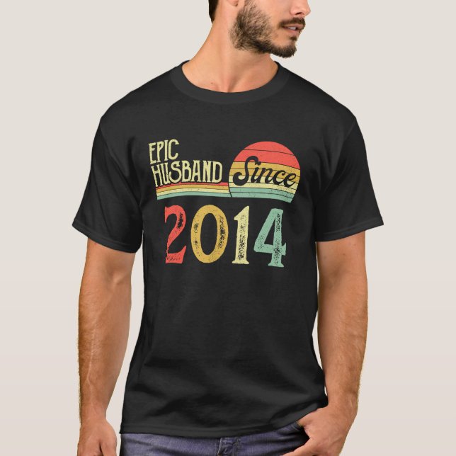 Camiseta Men 8th Wedding Anniversary  Epic Husband Since 20 (Frente)