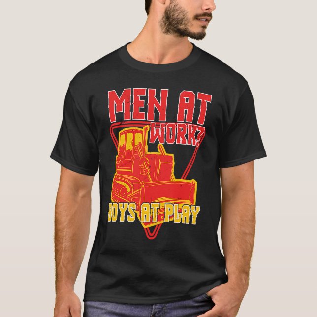 Camiseta Men At Doing Work Boys At Play Backhoe Drivers (Frente)