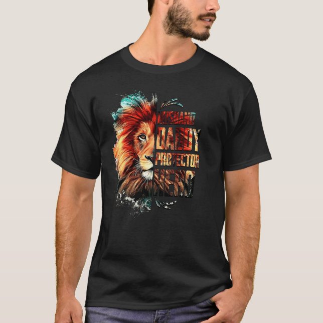 Camiseta Men Proud Lion Cat Husband Daddy Protector Hero (Frente)
