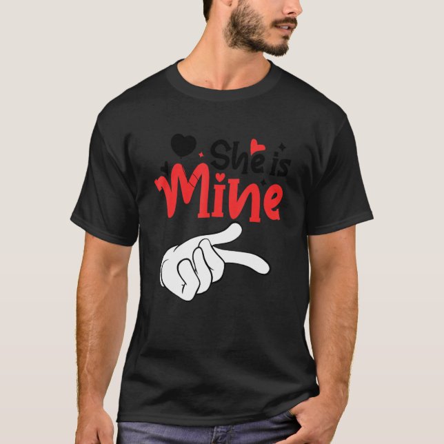 Camiseta Men She is Mine Matching Couples Valentine Day Cos (Frente)