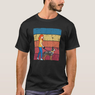 Camiseta Menina Caminhando Com Um Cão Bovino Australiano Co