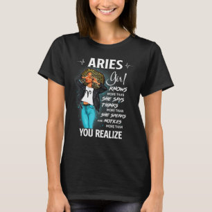 Camiseta Menina de Áries Sabe Mais do Que Diz Para Mulheres