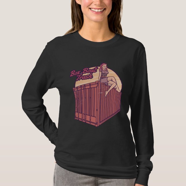 Camiseta menina descalça sentada em um container vintage (Frente)