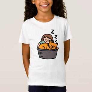 Camiseta Menina e Gato Laranja Dormindo no Balde