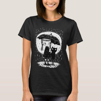 Camiseta Menina em Pé na Chuva Com Gato Estranho Sob a Lua