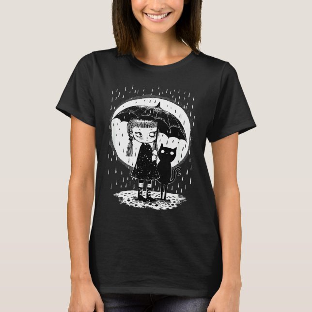 Camiseta Menina em Pé na Chuva Com Gato Estranho Sob a Lua (Frente)