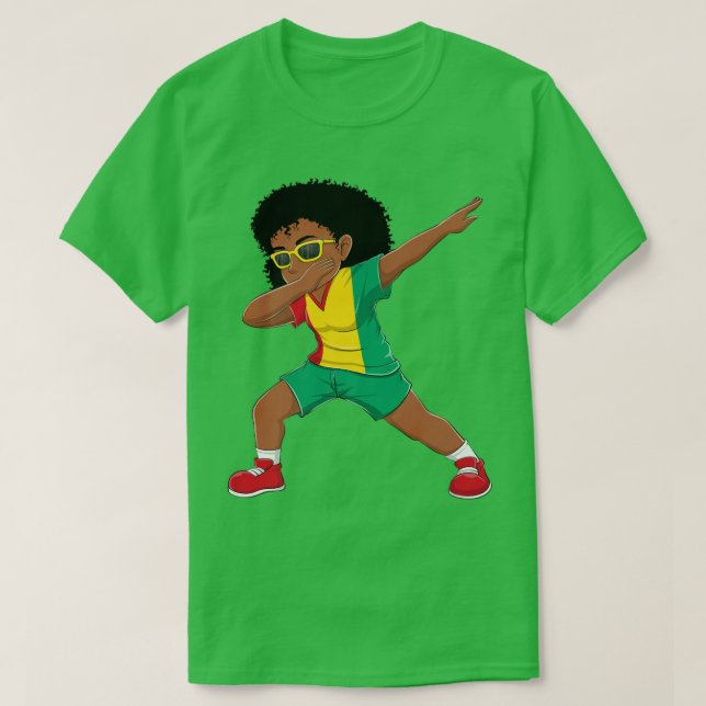 Camiseta Menina Guineense Dançando Bandeiras de Guineenses (Frente do Design)