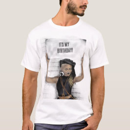 Camiseta Menina negra segurando um sinal