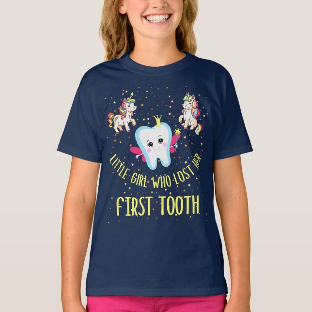 Camiseta Menina Que Perdeu Seu Primeiro Dente. Dente Engraç (Frente)