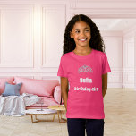 Camiseta Menina rosa de aniversário de nome de tiara<br><div class="desc">Uma t-shirt para a aniversariante. Decorado com uma falsa tiara prateada e rosa. Personalize e adicione um nome. Texto: Rapariga de Aniversário. Texto branco.</div>