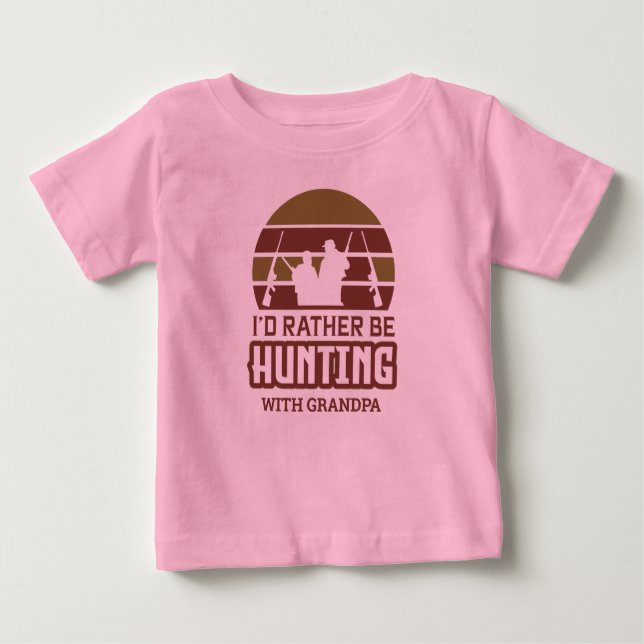 Camiseta Meninas Com Quem Eu Preferiria Caçar com o Vovô   (Frente)