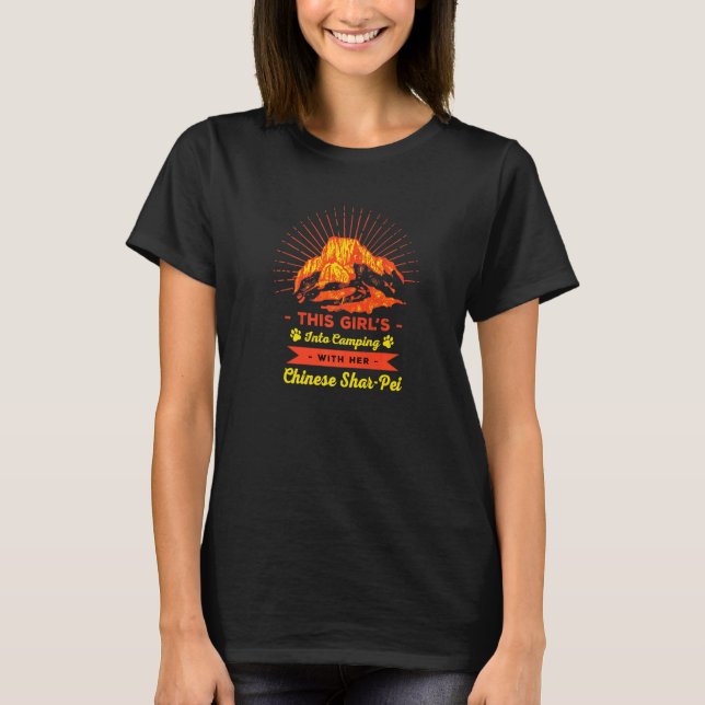 Camiseta Meninas Em Acampamento Com Seu Cachorro Chinês Pei (Frente)