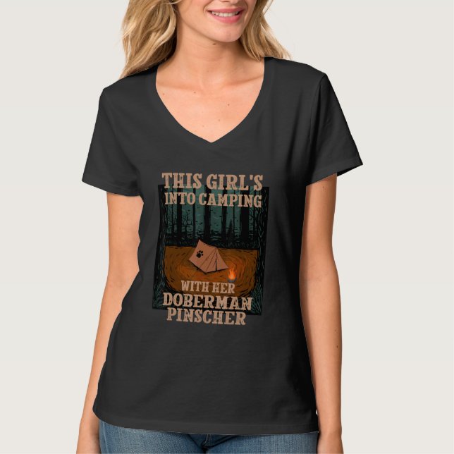 Camiseta Meninas Em Acampamento Com Seu Cachorro Doberman P (Frente)