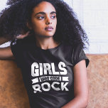 Camiseta Meninas que Codifiquem Rock, Brancas em Preto<br><div class="desc">Este texto empoderador e orgulhoso diz Girls Who Code Rock. É uma camisa de excelente para estudantes do sexo feminino aprendendo a escrever códigos,  um clube de códigos para meninas,  um professor ou professor,  ou qualquer profissional de programação.</div>