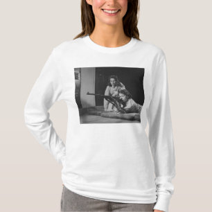 Camiseta Meninas que treinam no Marksmanship do rifle do