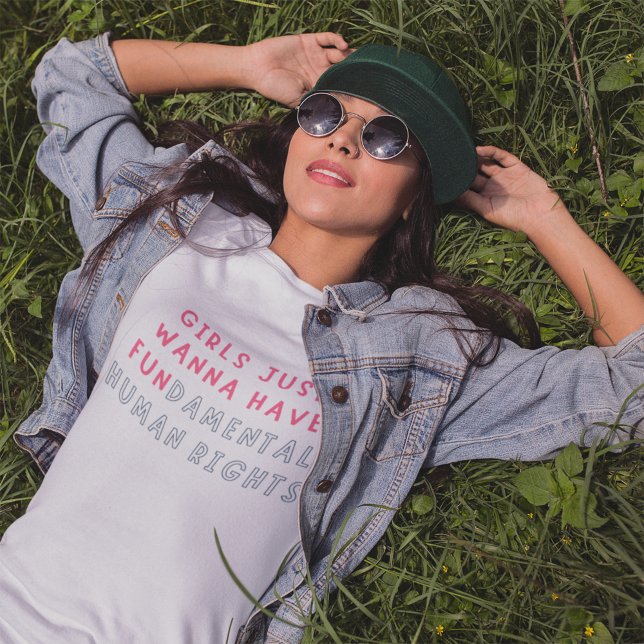 Camiseta Meninas Só Querem Ter Direitos Humanos Fundamentai (Criador carregado)