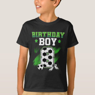 Camiseta Menino de 8 anos de idade fazendo futebol no anive