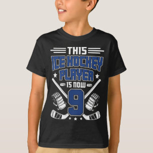 Camiseta Menino de 9 anos de idade fazendo hóquei no gelo n