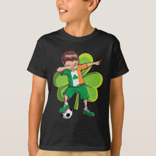 Camiseta Menino de Futebol Dabbing Dia de São Patrício Cria