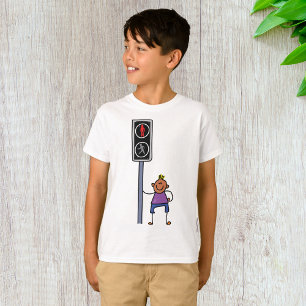 Camiseta Menino na passagem de pedestres com sinal de parag