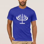 Camiseta Menorah azul<br><div class="desc">Você amará este design judaico azul legal de Hanukkah Menorah. Excelente para presentes! Disponível em camisetas, em capas de telefone espertas, em mousepads, em chaveiro, em posters, em cartões, nos cobrir eletrônicos, no laptop do computador/nas capas, nos bonés, nas canecas, e mais do caderno! Visite nosso local para uma caixa...</div>