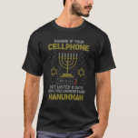 Camiseta Menorah Cellphone Hanukkah Jewish Ugly Christmas S<br><div class="desc">Menorah Cellphone Hanukkah Jewish Christmas Sweater Design mostra uma menorah com velas e um smartphone com bateria baixa dizendo Imagine que seu celular estava em 10%, mas durou 8 dias. Agora você entende Hanukkah. Presente perfeito para judeus, homens, mulheres, crianças, rapazes, raparigas, adolescentes, mães, pais, parceiros ou amigos que amam...</div>