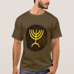 Camiseta Menorah Flame<br><div class="desc">Uma renderização digital da menorah judaica de sete ramificações (hebraico: מְ נ וֹ ה ‎). A menorah de sete ramificações, usada no santuário portátil montado por Moisés na selva e, mais tarde, no Templo em Jerusalém, tem sido símbolo do judaísmo desde a Antiguidade e é o emblema no casaco de...</div>