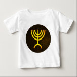 Camiseta Menorah Flame<br><div class="desc">Uma renderização digital da menorah judaica de sete ramificações (hebraico: מְ נ וֹ ה ). A menorah de sete ramificações, usada no santuário portátil montado por Moisés na selva e, mais tarde, no Templo em Jerusalém, tem sido símbolo do judaísmo desde a Antiguidade e é o emblema no casaco de...</div>