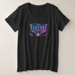 Camiseta Menorah Hannukah<br><div class="desc">Celebre oito dias e oito noites do Festival das Luzes com cartões e presentes de Chanucá. O festival de luzes está aqui. Acenda a menorah,  brinque com o sonho e o banquete em latas e suganínos. Celebre o espírito de Chanucá com amigos,  familiares e entes queridos desejando-lhes Feliz Chanucá.</div>