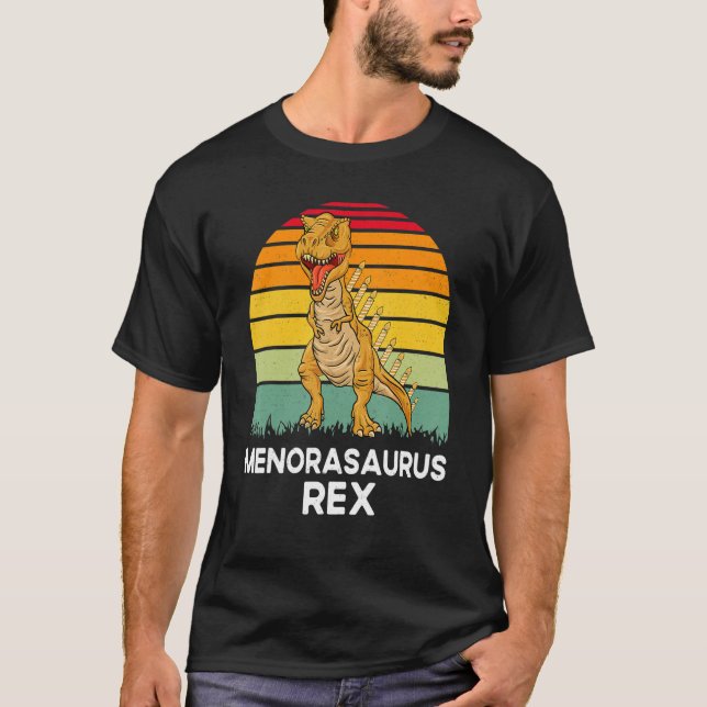 Camiseta Menorasaurus Rex  Dinossauro Rex Menora de Hanukka (Frente)