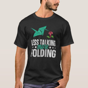 Camiseta Menos conversa mais dobrada para uma grua de papel