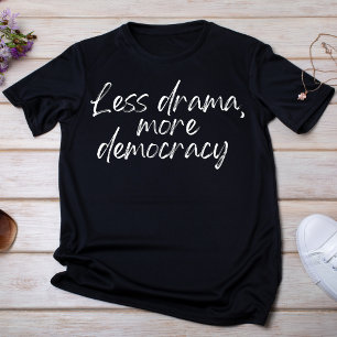 Camiseta Menos Drama Mais Democracia