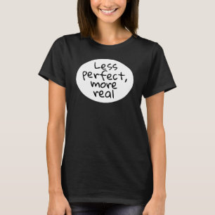 Camiseta Menos perfeito, mais real - preto minimalista
