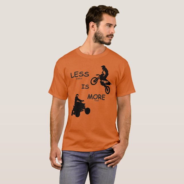 Camiseta Menos (rodas) é mais (divertimento)!  Em cores de (Frente Completa)