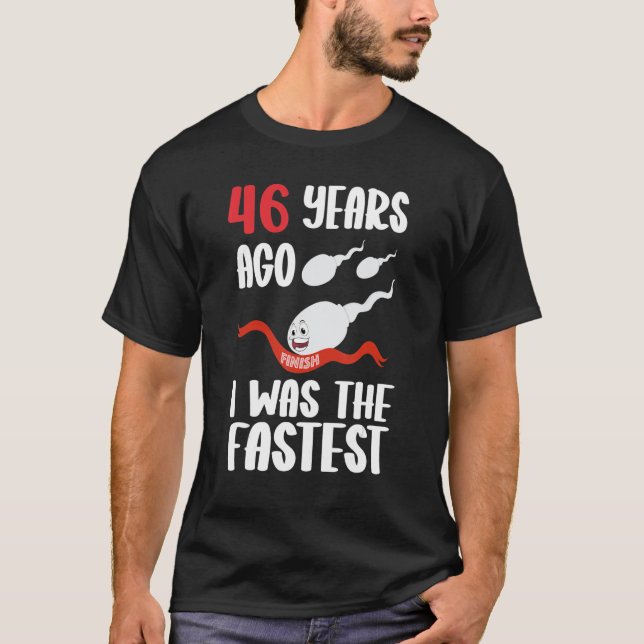 Camiseta Mens 46º Aniversário Vestido Gag 46 Anos Atrás Eu  (Frente)