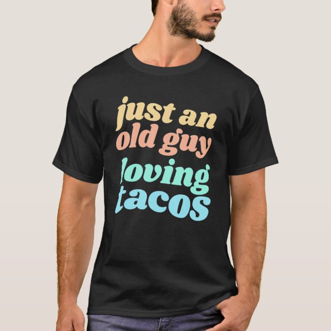 Camiseta Mens Apenas Uma Cara Velha Adorando Tacos Citação  (Frente)
