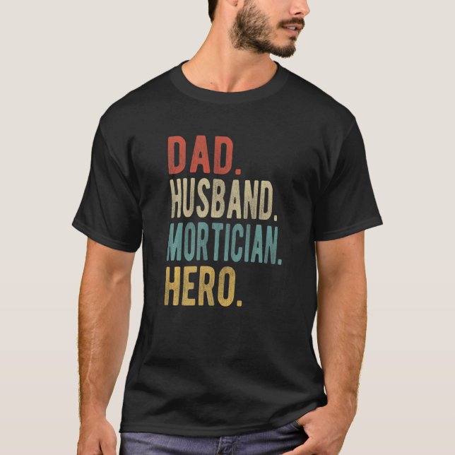 Camiseta Mens Dad Husband Mortician Hero (Frente)