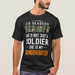 Camiseta Mens Ela É Soldado E Minha Neta Está Orgulhosa