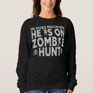 Camiseta Mens Ele Está No Zombie Hunt Halloween Roupa Hallo